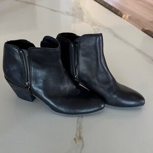 FRYE AND CO. Black Leather Ankle Booties